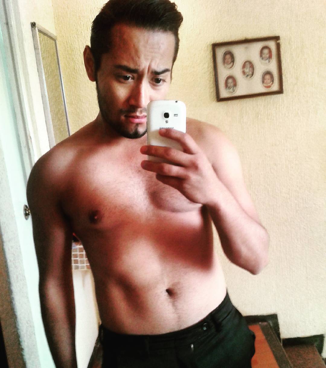 nude gym selfie guy