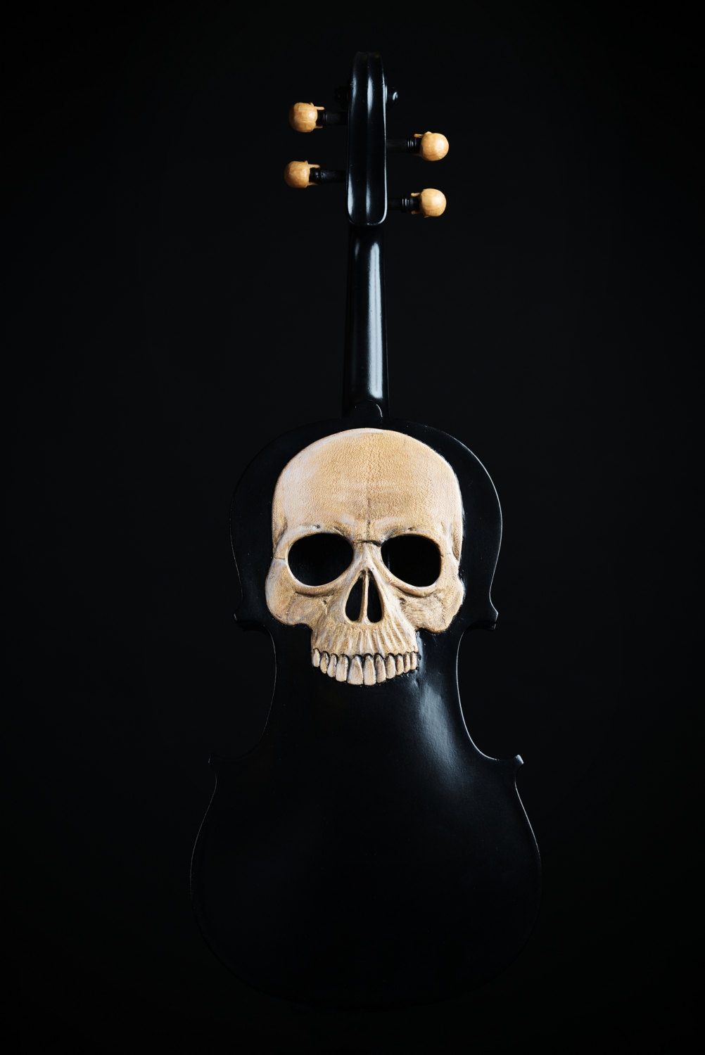 stuffguyswant:  Stunning Skull Violin Carved from Wood by Mark Noll Florida-based
