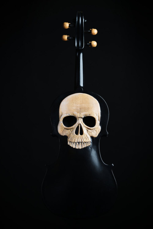 stuffguyswant:  Stunning Skull Violin Carved from Wood by Mark Noll Florida-based artist Mark Noll constructs handmade carved and painted violins. Each design is original and carved into the body of the violin. Although the craftsmanship of Noll changes