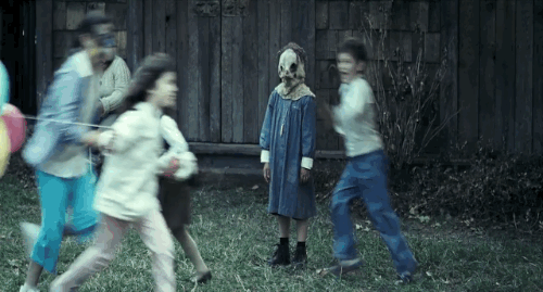chilewebeopuntocom:  El Orfanato - Juan Antonio Bayona (2007)  1, 2, 3 toca la pared…