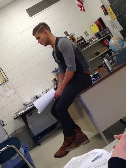 twoarmedwoman:  roy-ality:  whisp-s:  My sub in math was the biggest babe  your sub in math looked like he can get it  Why in the hell is he subbing 