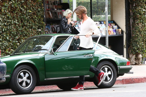 pine-farr:   Star Trek Beyond’ actor Chris Pine picks up some reading material from a local ma