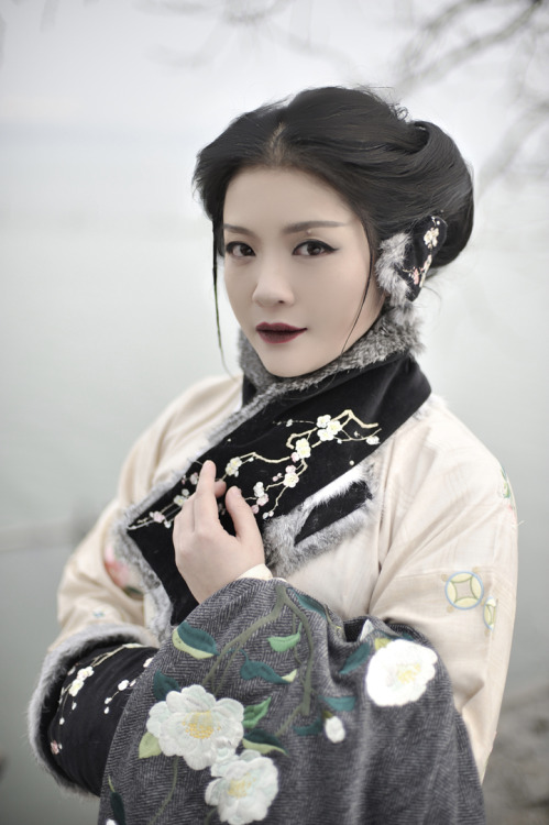 ziseviolet:  清辉阁/Qinghuige hanfu (han chinese clothing) collections, part 10 - winter cloaks & accessories  