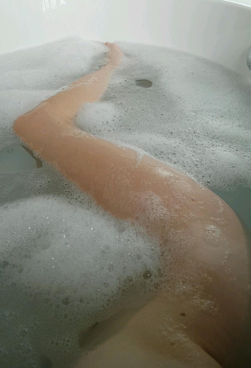 daspreeneet: Just had a bath for the first time in ages, so obviously I had to take