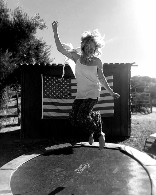 accolalove:@craccola: Jumping for joy for @amanda_gordon ’s big day! ❤️