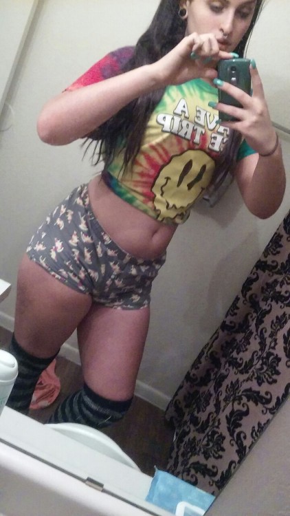 queen-of-the-dark-paradise: I can’t fucking sleep!! This blows! Wishing everyone a safe and ha
