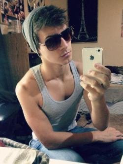 ryan-glo7:  teenage-guys:  .  Hello sexy  http://ezuv.tumblr.com