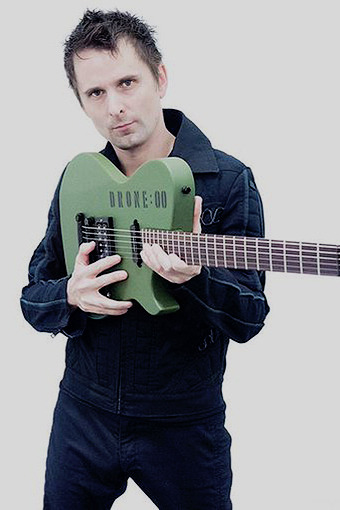 mattbelloumy: Matt Bellamy posing with Manson’s new guitars.