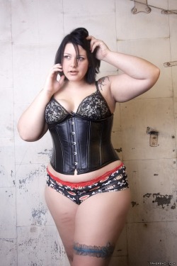 pearhub:  More like this: #bbw #wide hips #corset 