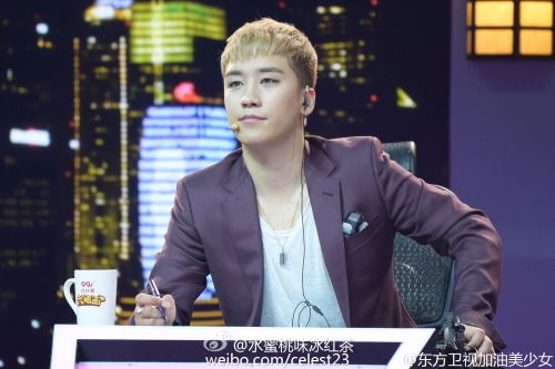 thekoreanbigbang: Seungri on Girl’s FightingSource: 水蜜桃味冰红茶