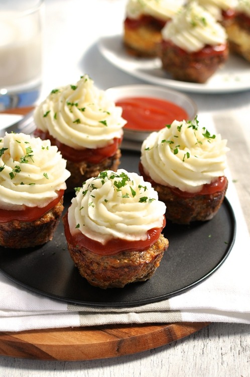 hethatcures:  nom-food:Meatloaf cupcakes with mashed potatoes  Ok i have to try this with my vegan loaf recipe