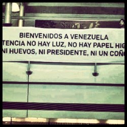 alejandroperruolo:  Bienvenido a Venezuela. Advertencia no hay luz, no hay papel higiénico, ni huevos, ni presidente, ni un coño #Venezuela #Maiquetía #Verdad #Caracas #Capriles 