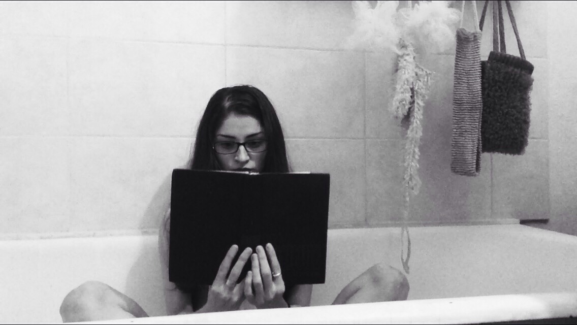 darya-lakis:  Reading can be sexy too! Do you like to read?