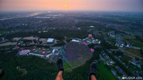 rudgrcom: Legs over @tomorrowland… (bij Tommorrowland)