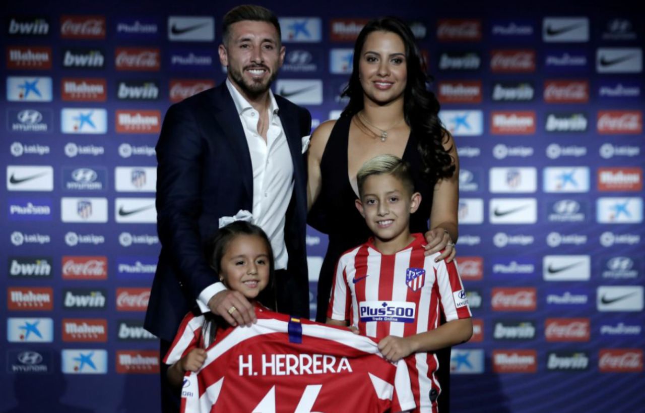 Hector Herrera with his wife and children. (Credit: footballers-wags-kids.tumblr.com)