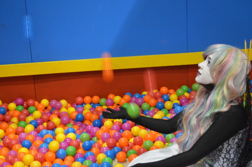 donthugmeimfucked:  misssketchpad tests gravity in the ball pit @u@ 