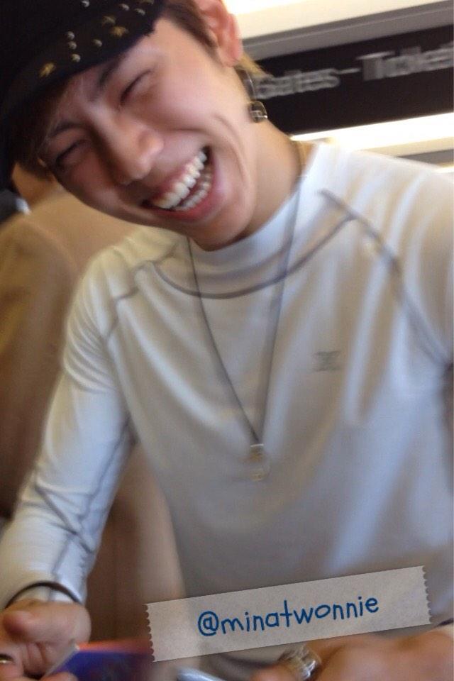 hoyaholic-noona:  141029 A lucky fan’s encounter with the most amazing DW @ LAX