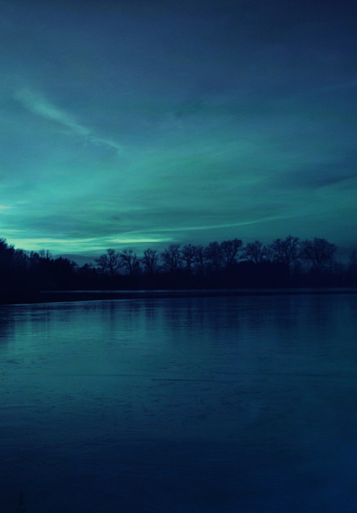 frostklamm:lowland skies[ID: Two pictures of the sunset. The left photo shows a bright purple sunset