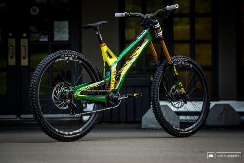 aces5050:(via 29 Custom Painted DH Bikes from the Mont-Sainte-Anne World Champs 2019 - Pinkbike)