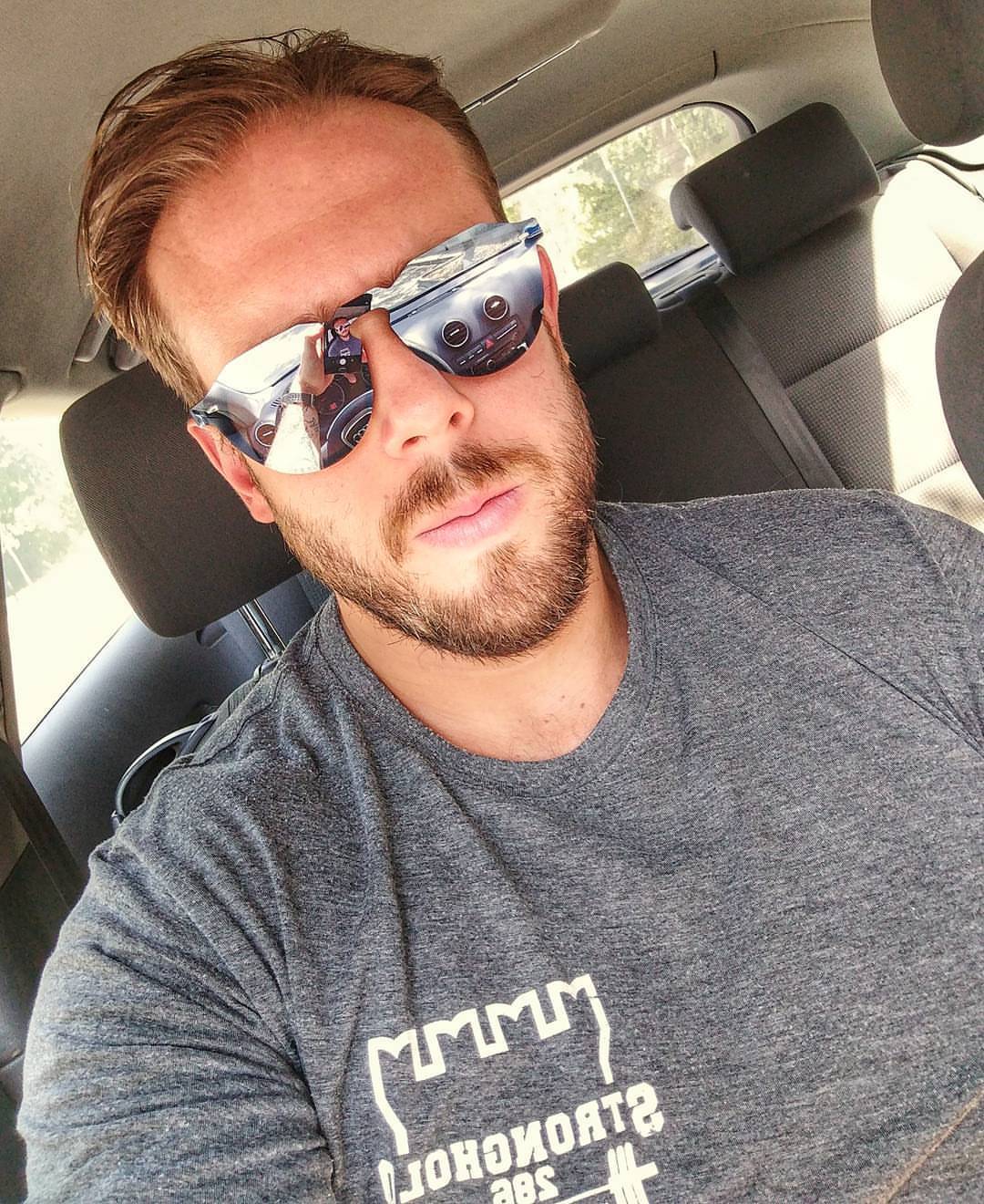 begmetocome:  Sobrietà sempre al primo posto.. 😎🌞😂 #summer #sun #sunglasses