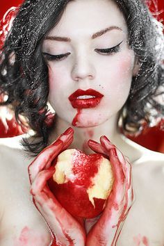 zaporn:   At Pinterest   (imagem) “One bite, and all your dreams will come true…”- Snow White and the Seven Dwarves