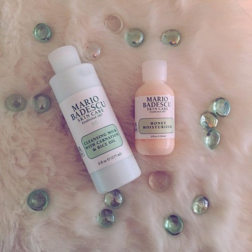 In the spirit of spring cleaning, I’ve decided to start a new skincare routine featuring @mari