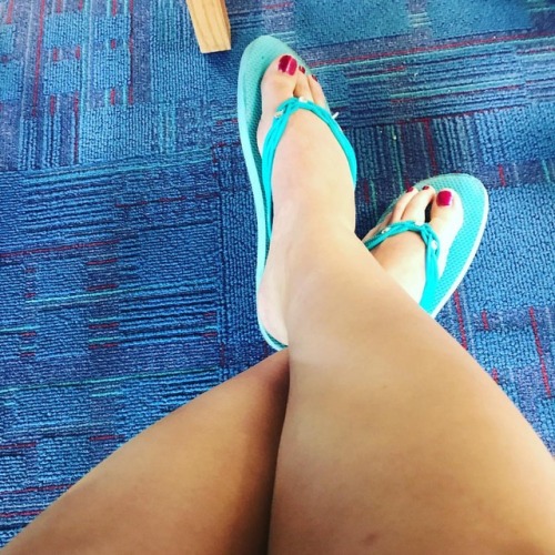 It&rsquo;s flip flop weather!! #instalongtoes #barefoot #size12 #succulenttoes #wrinkledsoles #u