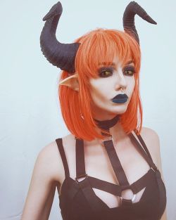 dyspnoeic:  Spooky 😏🐉❗️ Contacts from @samhaincontactlenses, horns from @tentaclesandstardust, and harness from @tealecocothebrand |  (at Dragon*Con) 