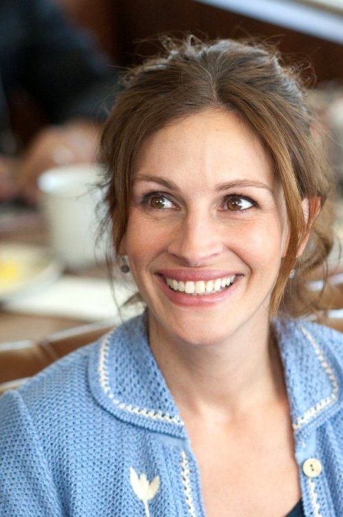 Julia Roberts (and her vein) as Mercedes “Mercy” Tainot, teacher of the courses Speech 217: The Art 