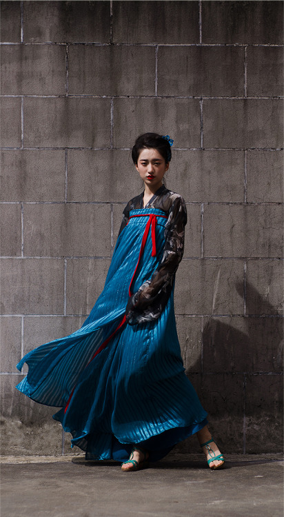 fouryearsofshades: (via 【乔织工作室】孔雀蓝衫裙套装-淘宝网) 乔织工作室 Traditional Chinese Hanfu - Type: Ruqun/襦裙.