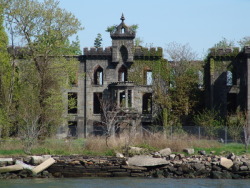 end0skeletal:  (via An Abandoned Island in The Middle of NYC) This forgotten isle in the East River between Bronx and Rikers Island, NYC would make for a perfect film backdrop! Recognizable are its abandoned buildings from the late 19th century including