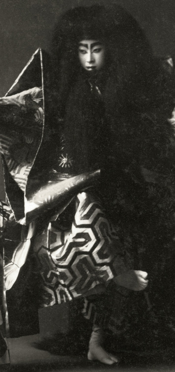 &ldquo;Kabuki – Shunkyō Kagami Jishi 1910s.  A Kabuki dancer as the rampaging spirit 