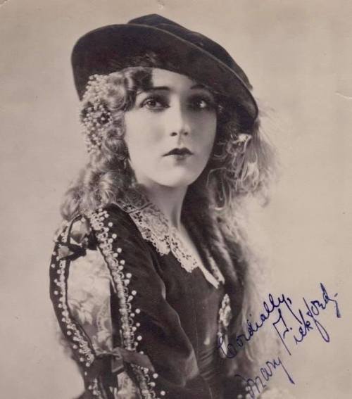 Mary Pickfordhttps://painted-face.com/