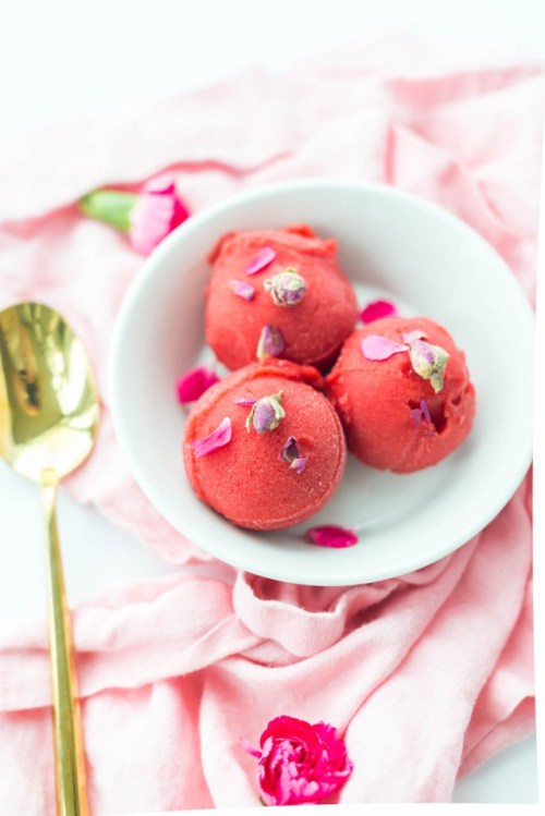 sweetoothgirl:STRAWBERRY AND ROSE SORBET CHAMPAGNE