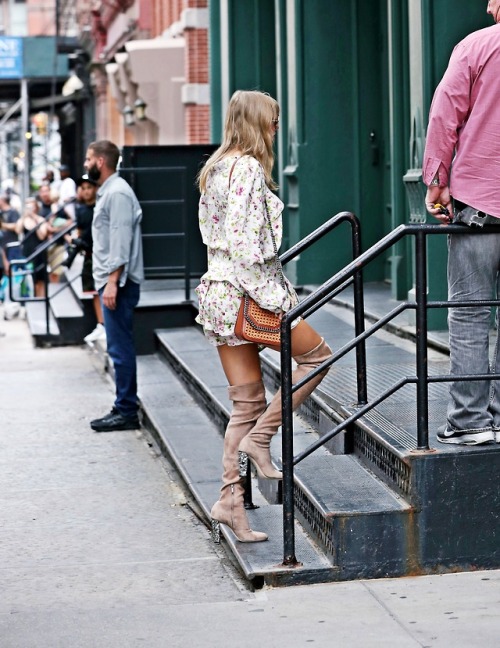  Taylor Swift going back to her apartment at NYC 