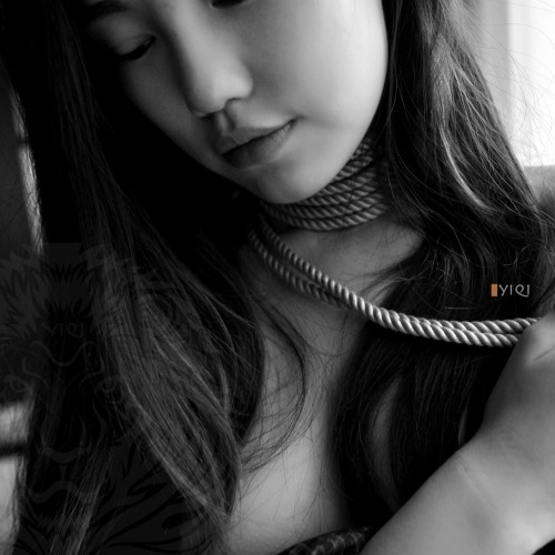 yiqimaster: Y姑娘是个九零后，但说起话来却有些和稚嫩面容不相符的成熟与干练。拍这么大尺度的片子她也是第一次，好奇，跃跃欲试，但当我捆完拉开格子衬衣的刹那，却发现她眼里噙满了泪水，紧咬着嘴唇
