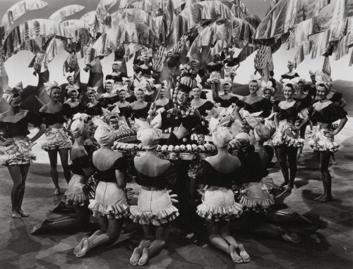 Tanzt, Roboter-Ladys, tanzt Banana-Tanz: In “The Gang’s All Here” von 1943 fährt Berkeley mit einem absurd-schrillen Riesenbananentanz auf, dem es an phallischen Symbolen nicht mangelt. Hauptdarstellerin Carmen Miranda glaubte, Berkeley