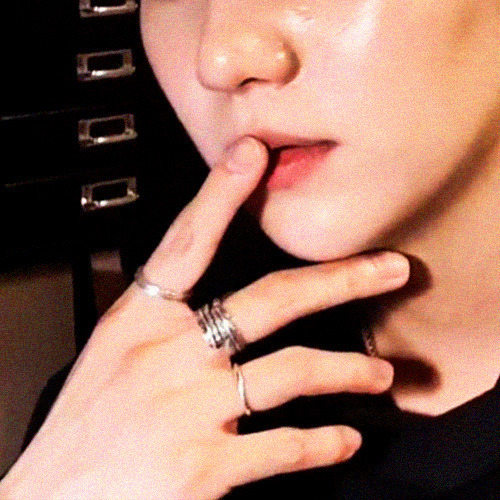 Todays Topic Of Discussion: Min Yoongis Hands
