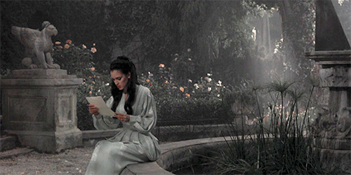 cinemagifs:  Winona Ryder in Bram Stoker’s Dracula (1992) dir. Francis Ford Coppola