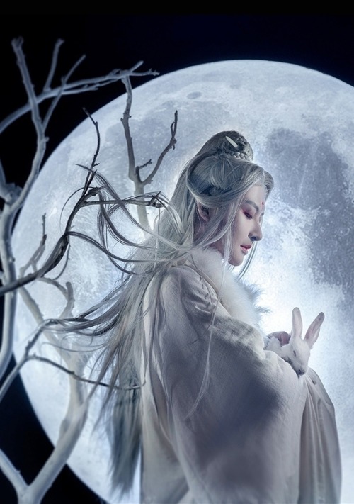 ziseviolet:Hanfu photoset via coser小梦, Part 8/?According to Chinese legend, the white Jade Rabbit (玉