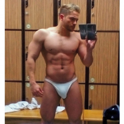 manthongsnstrings:  Big bulge