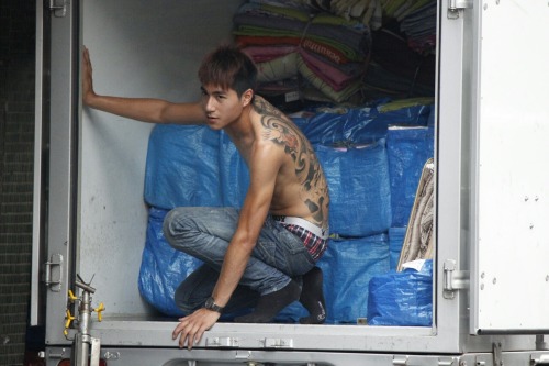 rebelziid:  Taiwanese Hottie  [ Taiwanese hunk 林聖堯, the current internet celeb in Asia. Lin is 20 years old and sells beddings at a local market once a week. He finds it unbelievable that he’s become so famous overnight and asks netizens to respect