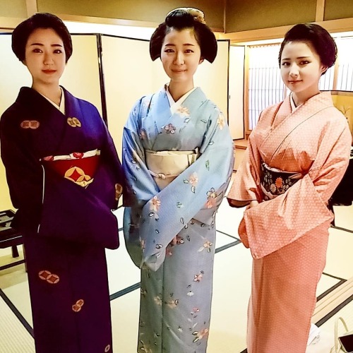 Geiko Hinayu (Okatome okiya), Maiko Fukuna (Kawayoshi Okiya) and Geiko Umehina in December 2020(SOUR