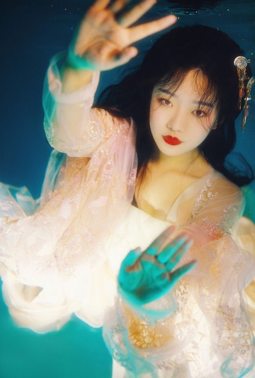 ziseviolet:『水魅』 “以情为食，以水为狱。”Ethereal underwater mermaid photoshoot by Chinese photographer 夏弃疾_. The