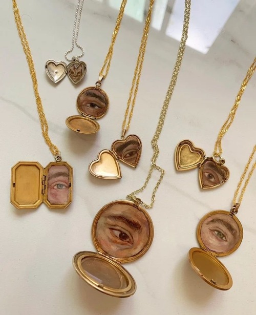 Your Sign To Buy Her A Locket