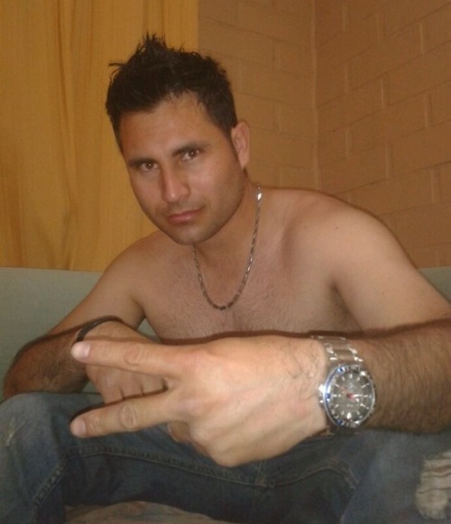 chilenosdebadoo:  Augusto, macho colombiano residente en Chile de 32 años. Trabaja como camionero en una bodega. Rico el culiao y con pedazo de pichula. (1 parte)