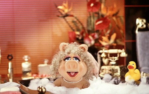 themuppetmasterencyclopedia:Miss Piggy taking a bath with rubber ducky ???