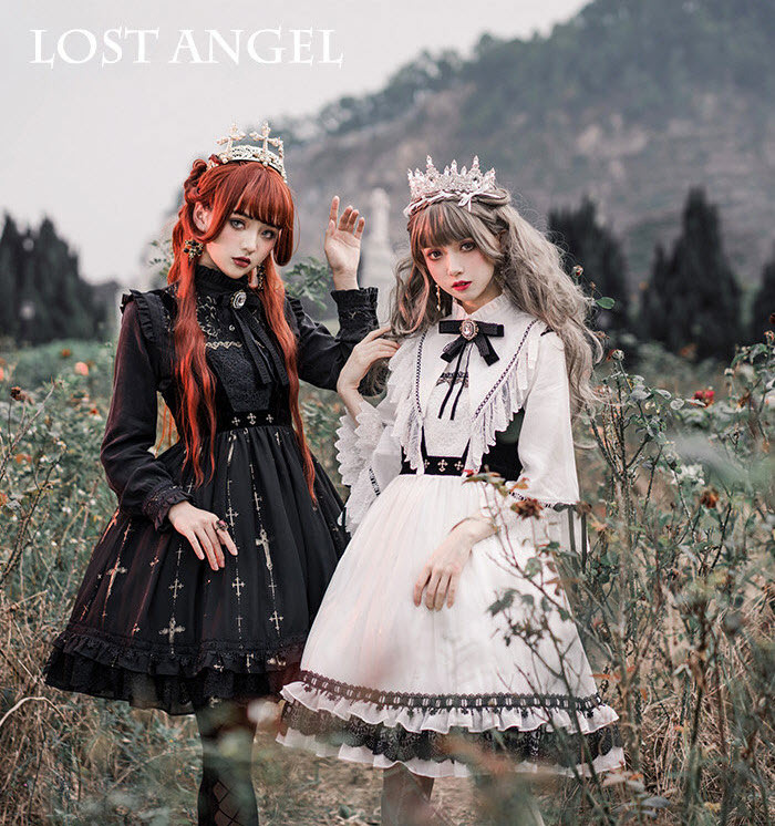 lolita-wardrobe:  【More Outdoor Worn Photos】 of 【The Night Witch Short Version