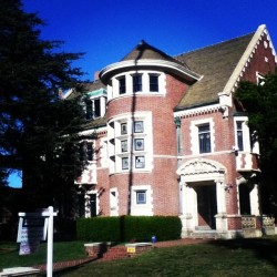 8erick8:  American horror story house,I would totally buy this house if had the money for it ),: #americanhorrorstory #house #horror #violet #tate #season1 