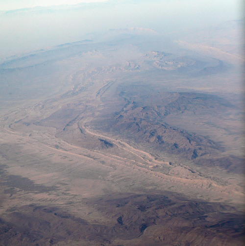geologicaltravels:2014: Plunging anticlinal structures SW of Barkhan in Pakistan, shot from flight B